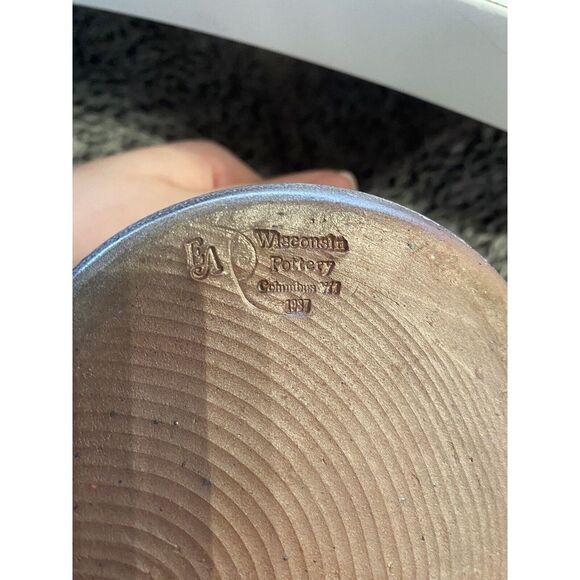 Wisconsin Pottery Columbus WI 1987 salt glaze crock 4" x 3 1/4". Cobalt - Picture 4 of 5